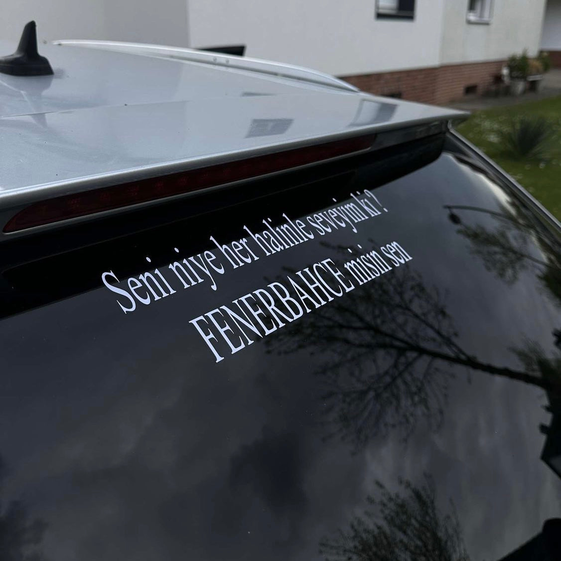 SENI NIYE HER HALINLE SEVEYIM KI? FENERBAHCE MISIN SEN… (4cmx28cm) - carstickz