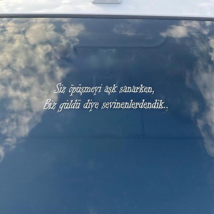 SIZ ÖPÜSMEYI ASK SANARKEN BIZ GÜLDÜ DIYE SEVINENLERDENIK (4cmx28cm) - carstickz