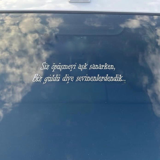 SIZ ÖPÜSMEYI ASK SANARKEN BIZ GÜLDÜ DIYE SEVINENLERDENIK (4cmx28cm) - carstickz